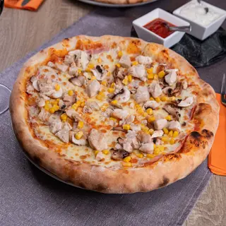 Pizza cu piept de pui