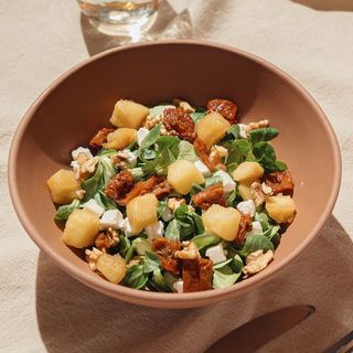 Ensalada de canónigos con queso de cabra , tomate seco, nueces,