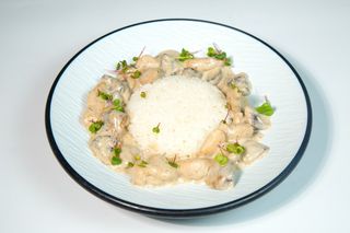 Курица с грибами в сливочном соусе (400г)