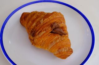 კრუასანი შოკოლადის კრემით