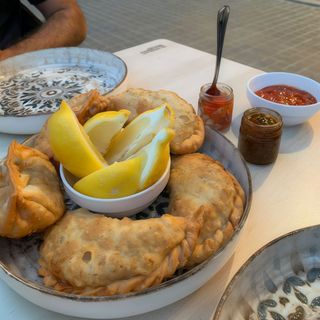 Dos empanadas de pollo más refresco
