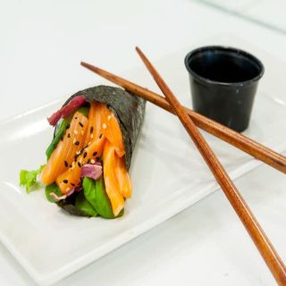 Temaki Salmón Y Aguacate (1 Ud.)