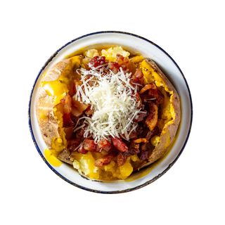 Carbonara con crema al tuorlo d'uovo, guanciale croccante, pecorino