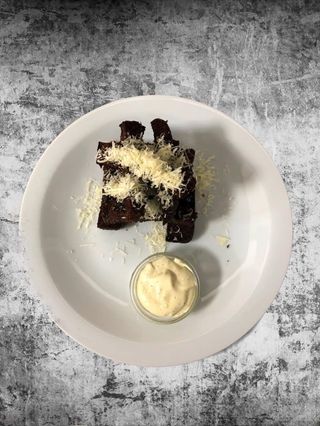 Часникові грінки з пармезаном та соусом (120/15/30г)