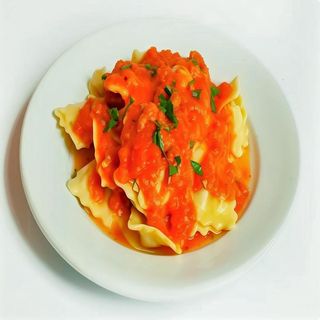 Raviolis de carne con salsa boloñesa (ración)