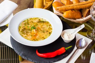 Zeamă tradițională cu pui de casă