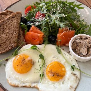 Яєчня з лососем, брускетою вершкового масла з трюфелем та руколою