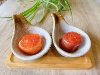Gunkan salmón o atún con ikura (1 pieza)
