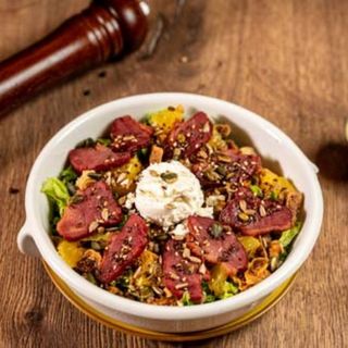 Salată cu piept de rață, brânză de capră și smochine