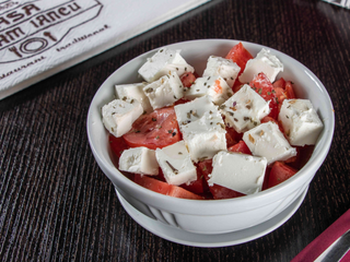 Salata de rosii cu branza feta 200g