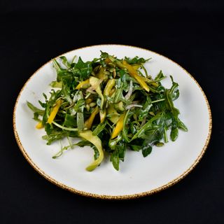 Руккола с авокадо и тыквенными семечками