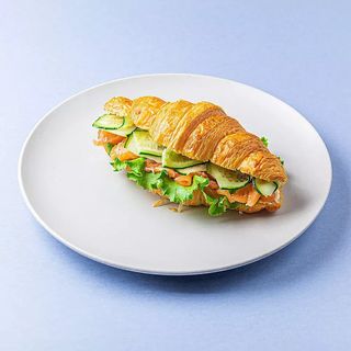 Круассан с лососем и творожным сыром