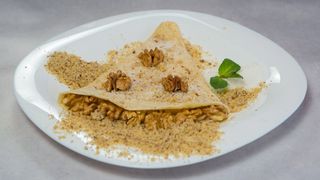 Palačinka sa medom, orasima i bananom