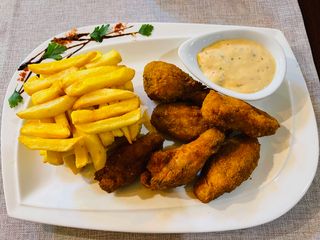 Aripioare de pui crocante cu cartofi prăjiți 