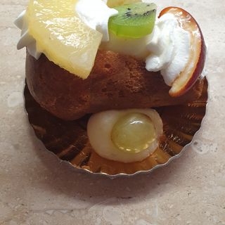 Baba' con panna e frutta fresca