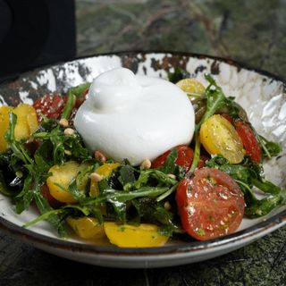 Бурата с трюфел и цветни домати