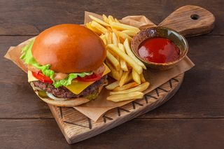 Бургер с котлетой и фри (300 гр.)