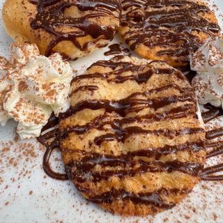 Rotelles cruixents amb Nutella, nata, festucs i crema de festucs