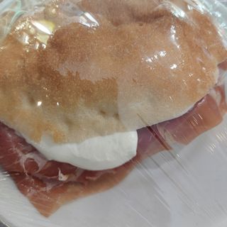 Panino con prosciutto crudo e mozzarella