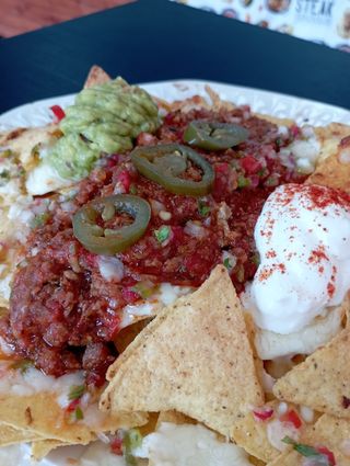 Nachos con carne y queso