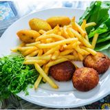 Plato Con Nuggets Con Pan Y Carne De Pollo