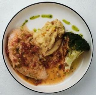 Куриная грудка с жареным брокколи и картофельным пюре