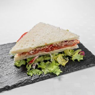 Tramezzino maionese, tonno e pomodoro