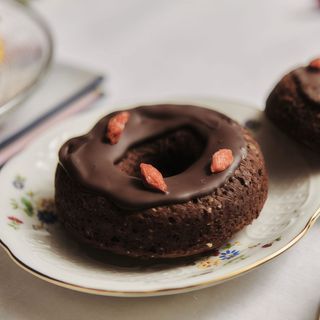 Donut de Chocolate (frutos secos, huevo, leche, soja)
