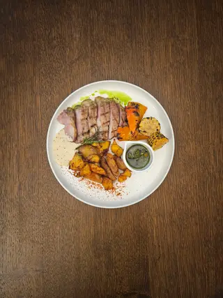 Ceafa Iberioco cu sos de mustar, chimichurri si roast potatoes