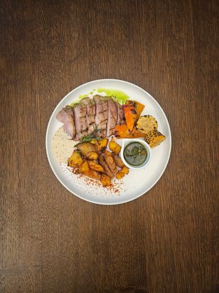 Ceafa Iberioco cu sos de mustar, chimichurri si roast potatoes