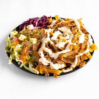 Kebap na talerzu frytki  mięso wołowe surowki sosy