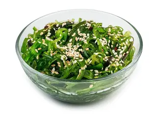 Sałatka hiyashi z sosem  sezamowym (130g)