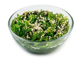 Sałatka hiyashi z sosem orzechowym (130g)