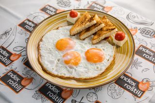 Tri jaja na oko sa kobasicom