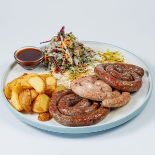 Колбаски в Ассортименте с квашеной капустой и картофельными дольками