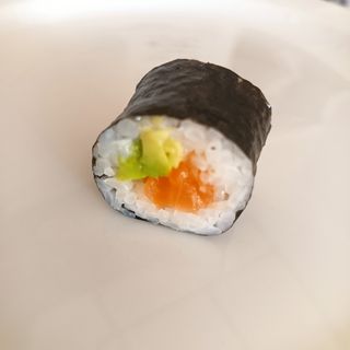 39. Maki Salmón Con Aguacate (8 Pzs.)