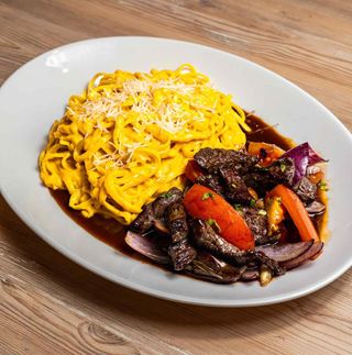 Tallarines a la Huancaina con lomo saltado