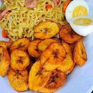 Fried Plantains with Noodles and boiled eggs