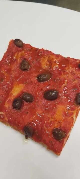 Trancio pizza rossa con olive nere medio