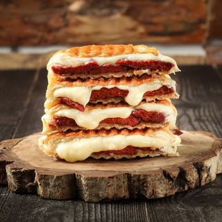 Veliki tost sa sudžukom i sirom