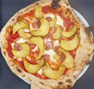 Margherita con wurstel e patatine