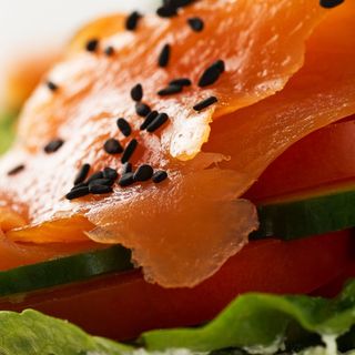 SALMÓN AHUMADO CON HUEVAS DE LUPO Y KIMCHI