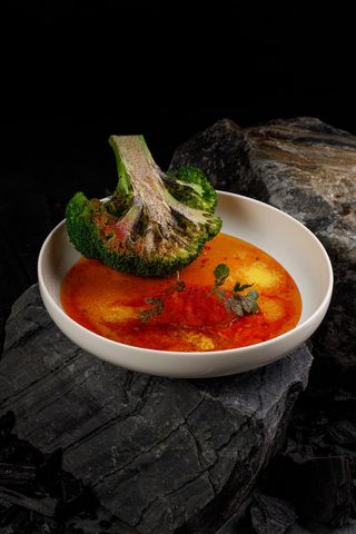 Broccoli la grătar cu sos de susan și cremă de wasabi