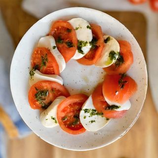 Белени домати с моцарела и босилек (350г)