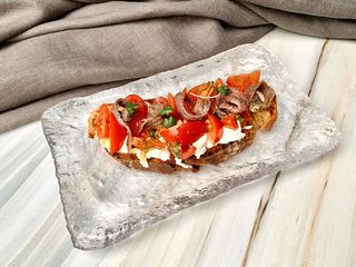 Брускета з анчоусами, томатами та буратою (200g)