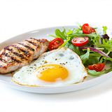 Filete De Pollo Empanado Con Huevo Frito Y Ensaladilla