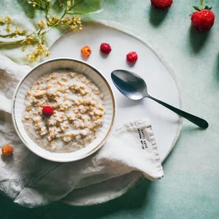 Цільнозернова вівсянка з фруктами та медом (300г)