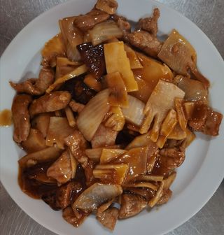 Cerdo Con Setas Y Bambú