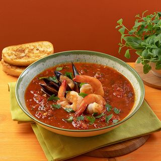 Пряний суп з морепродуктами та томатами