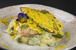 Dorada regala cu piure, spanac si sos butterlemon